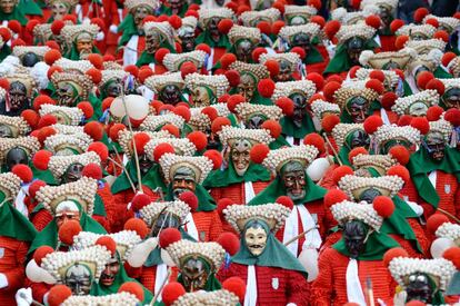 Carnaval tradicional de Elzach, um grupo de pessoas fantasiadas de Schuttig, que é a figura tradicional deste carnaval alemão