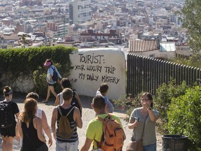 Pintadas contra los turistas en el Parque G&uuml;ell. 