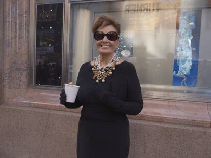 María Teresa Campos en Nueva York delante del escaparate de Tiffany.