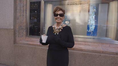 María Teresa Campos en Nueva York delante del escaparate de Tiffany.