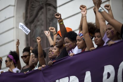 Mulheres levantam o punho em ato no Rio.