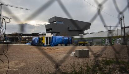 Solar de Glòries on es constuiran 40 habitatges modulars. Al fons, els contenidors de l'exposició de pisos pilot.