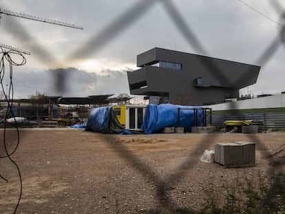 Solar de Glòries donde se constuirán 40 viviendas modulares. Al fondo, los contenedores de la exposición de pisos piloto.