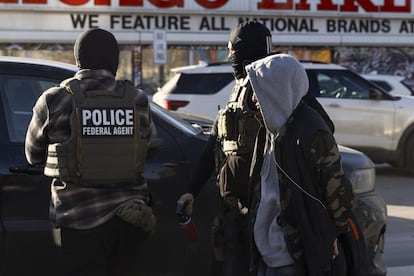 Agentes federales arrestan a una persona en Minneapolis, el 14 de enero.