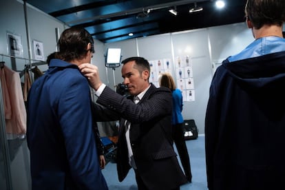 Manuel García, director creativo de García Madrid, dando los últimos retoques en el 'backstage' del desfile de su colección primavera/verano 2019.