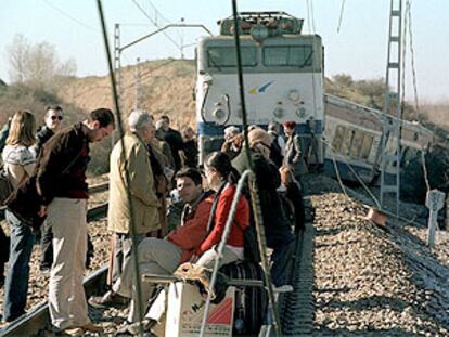 Viajeros del Talgo Gijón-Madrid que descarriló el pasado día 16, después del accidente.