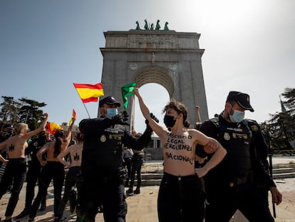 La policía detiene a una de las activistas de Femen, este domingo en el Arco de la Victoria.