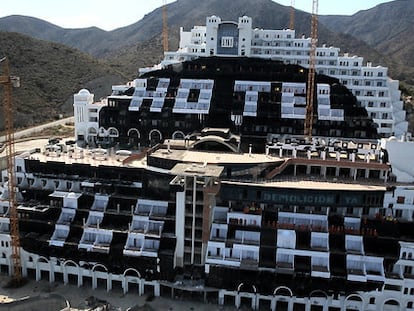 El hotel El Algarrobico, dececlarado ilegal en Carboneras (Almería).