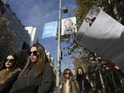 Una mujer lee una informaci&oacute;n electoral de Rajoy en el Barrio Salamanca.