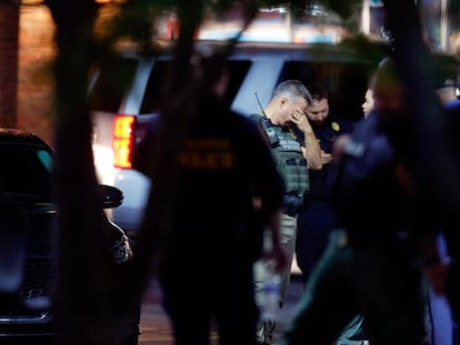 Policías en la calle Castle Pines de la barriada de Hedingham, en Raleigh (Carolina del Norte), donde un joven de 15 años emprendió un tiroteo que ha dejado cinco muertos y dos heridos.