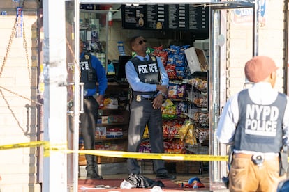 En mayo de 2023, policías en un deli en Queens investigan el asesinato de un cliente altercado por un hombre ajeno al establecimiento.
