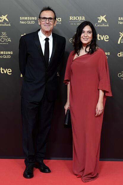 El compositor Alberto Iglesias, nominado por su trabajo en Maixabel, a su llegada a la alfombra roja con su acompañante. El español está también nominado al Oscar por Madres Paralelas de Pedro Almodóvar.