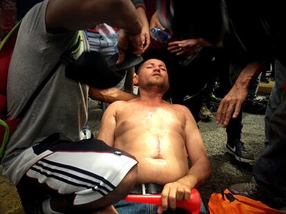 Varios migrantes han sido atendidos tras varias horas bajo el sol.
