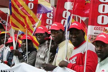 Un grupo de trabajadores subsaharianos, durante la manifestación de ayer en Valencia.