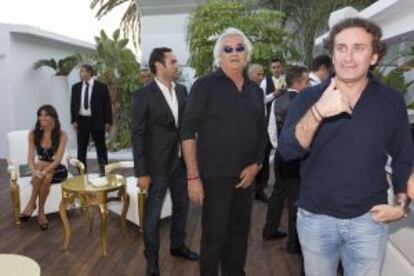 Flavio Briatore, con su socio, Alejandro Agag. Al fondo, Elisabetta Gregoraci.