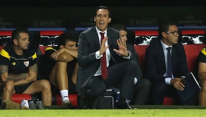 Emery durante el partido contra el M'gladbach.