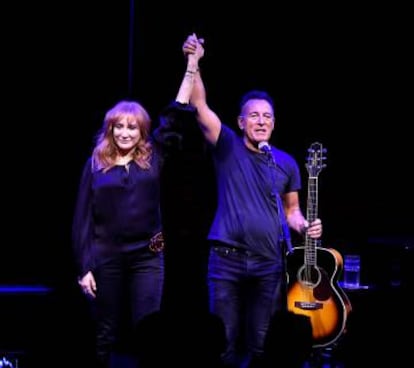 La impudicia de hacer espectáculo de la propia vida toca techo con la aparición de su mujer, Patti Scialfa, con la que realiza delicados dúos en 'Tougher than the rest' y 'Brilliant disguise'. En la imagen, el matrimonio en el Walter Kerr Theatre de Nueva York.