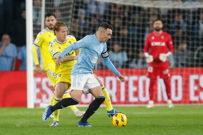 Iago Aspas y Álex Fernández durante el último partido de la jornada, entre el Celta y el Cádiz.