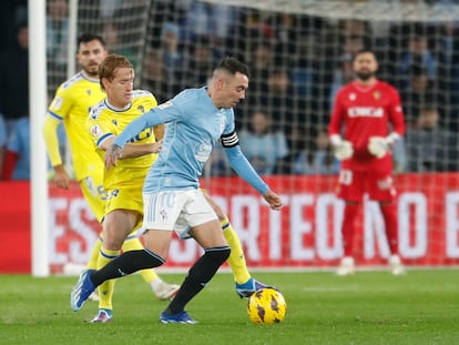 Iago Aspas y Álex Fernández durante el último partido de la jornada, entre el Celta y el Cádiz.