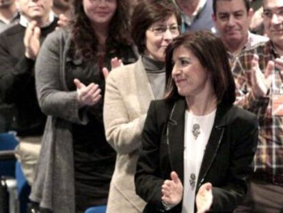 El presidente del PNV, Andoni Ortuzar, aplaude a la candidata al Parlamento Europeo Izaskun Bilbao, este sábado en la Asamblea de su partido.