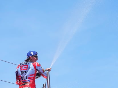 El piloto español Marc Márquez, del equipo Gresini, celebra su tercera posición tras la carrera de MotoGP del Gran Premio de Cataluña.