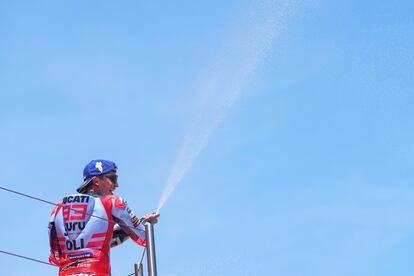 El piloto español Marc Márquez, del equipo Gresini, celebra su tercera posición tras la carrera de MotoGP del Gran Premio de Cataluña.