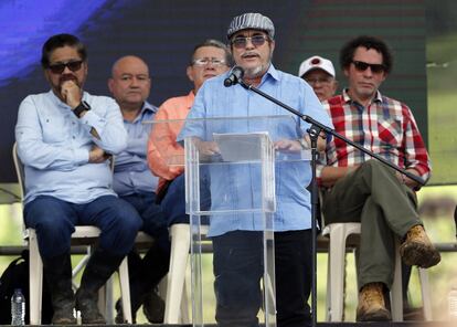 Rodrigo Londono, también conocido como Timoleón Jiménez o Timochenko, el máximo comandante de las Fuerzas Armadas Revolucionarias de Colombia (FARC), pronuncia su discurso durante un acto conmemorativo de la finalización del proceso de desarme de los rebeldes de las FARC, en Buenavista.