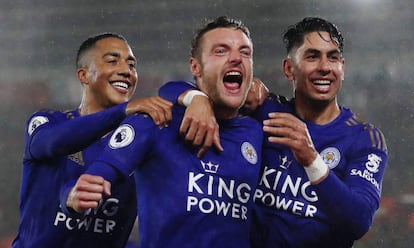 De izquierda a derecha, Tielemans, Vardy y Ayoze celebran un gol del Leicester en Southampton.