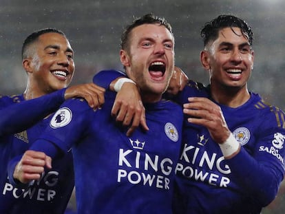 De izquierda a derecha, Tielemans, Vardy y Ayoze celebran un gol del Leicester en Southampton.