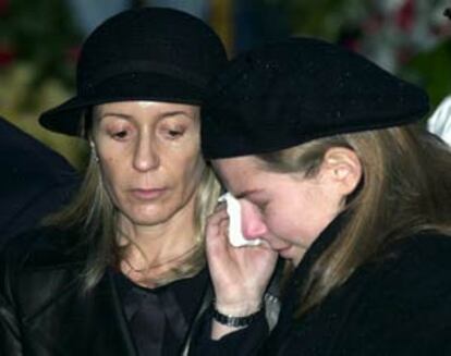 La viuda de Camilo José Cela, Marina Castaño, junto a su hija Laura, durante el sepelio.