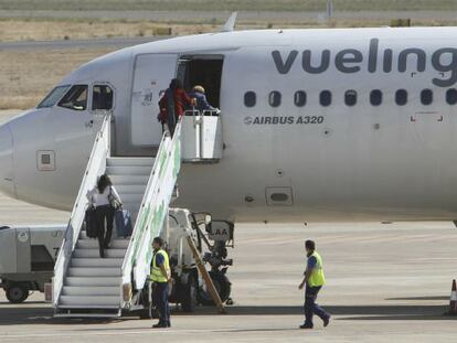 Varios pasajeros suben a un Airbus A320 de Vueling.