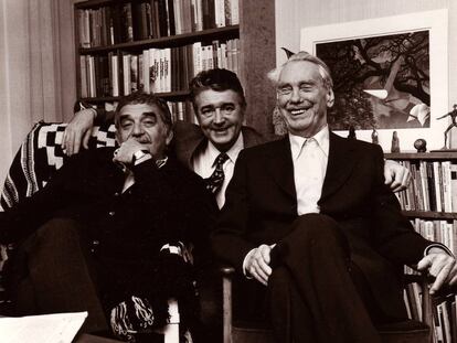 Francisco J. Uriz (centro), entre Gabriel García Márquez y Artur Lundkvist, en una foto sin datar del archivo de Uriz.