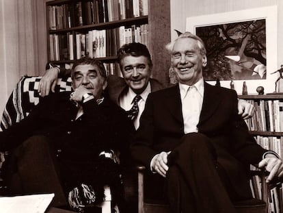 Francisco J. Uriz (centro), entre Gabriel García Márquez y Artur Lundkvist, en una foto sin datar del archivo de Uriz.