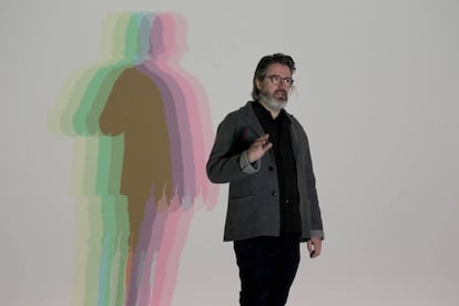 El artista Olafur Eliasson junto a su obra 'Tu sombra incierta' en el Guggenheim de Bilbao 