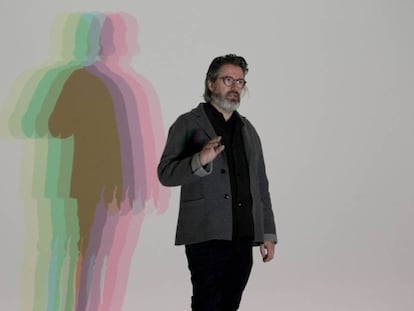 El artista Olafur Eliasson junto a su obra 'Tu sombra incierta' en el Guggenheim de Bilbao 