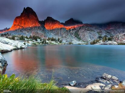 Así es un amanecer en los lagos Mammoth (California, EE UU). La instantánea fue tomada después de una noche de tormenta en una acampada al aire libre.