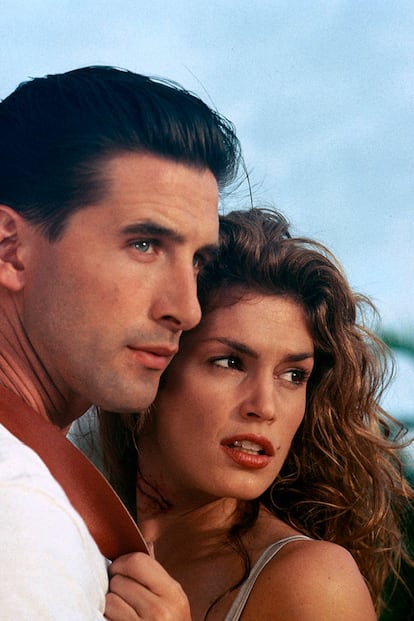 Al igual que a su amiga Elle Macpherson, a Cindy Crawford le llovían las ofertas laborales. Entre ellas, en 1995 le ofrecieron protagonizar una película de acción, Fair Game. En ella, la modelo interpretaba a una abogada afincada en Miami que tenía que escapar de unos criminales enviados para acabar con su vida. El resultado: tan malo como suena su argumento. Coprotagonizada con William Baldwin, que encarnaba al oficial de policía encargado de su protección (y del que, sorpresa, se enamora), se estrelló en taquilla y contra la crítica. Crawford se lo tomó con filosofía, y admitió: "He aprendido que no se me da bien actuar, y que no me interesa". La lección fue valiosa: su colección para el hogar, Cindy Crawford Home, le ha reportado varios millones de dólares.