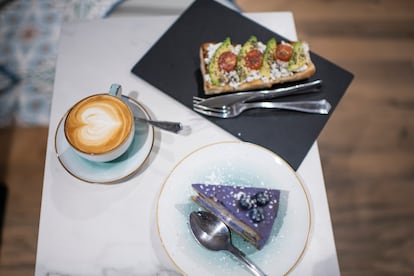 El café, la tostada con aguacate y requesón y la tarta de arándanos. Tres de los productos estrella de la cafetería. 