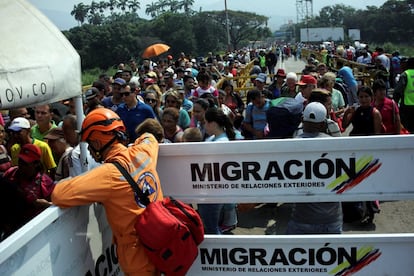 Desde que comenzó la crisis en Venezuela, Colombia ha recibido ya a casi un millón de venezolanos. La mayoría ha entrado vía terrestre por los pasos oficiales, pero unos 45.000 han usado los caminos irregulares que se esconden en los más de 2.000 kilómetros de frontera conjunta.