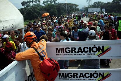 Desde que comenzó la crisis en Venezuela, Colombia ha recibido ya a casi un millón de venezolanos. La mayoría ha entrado vía terrestre por los pasos oficiales, pero unos 45.000 han usado los caminos irregulares que se esconden en los más de 2.000 kilómetros de frontera conjunta.