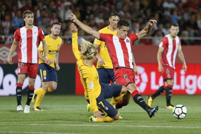Espinosa le roba el balón a Griezmann en el primer partido de la Liga.