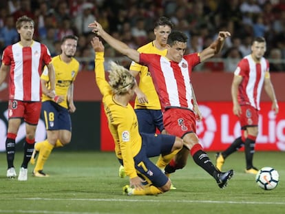 Espinosa le roba el bal&oacute;n a Griezmann en el primer partido de la Liga. 