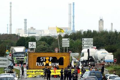 Greenpeace corta la carretera D901 ante la llegada de los 140 kilos de plutonio, que atravesarán el país de norte a sur.