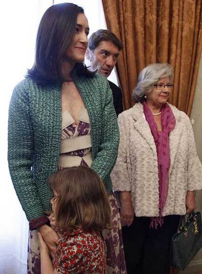 González-Sinde, con su hija pequeña, su hermano y su tía.