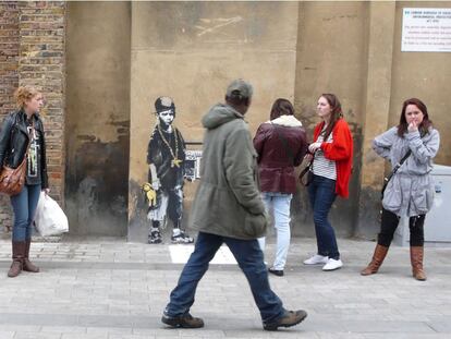 La obra terminada de Bansky ya puede ser admirada por los habitantes de Londres. Finalmente el artista se ha decidido por un niño que lleva un aparato de música y ha utilizado la rejilla de la pared a modo de altavoz.