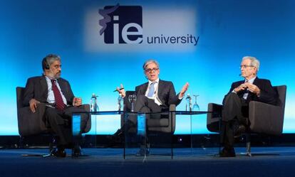 De izquierda a derecha, Raja Mohan, Javier Moreno y Antonio Garrigues, en el Hay Festival.