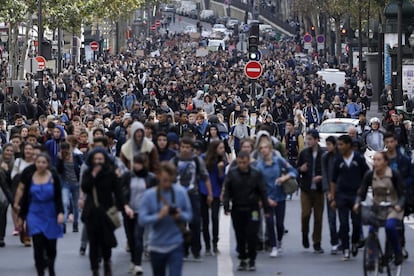 Decenas de estudiantes protestan por la reciente decisión gubernamental de deportar a una niña kosovar de etnia gitana, en una manifestación en París (Francia), 17 de octubre de 2013.