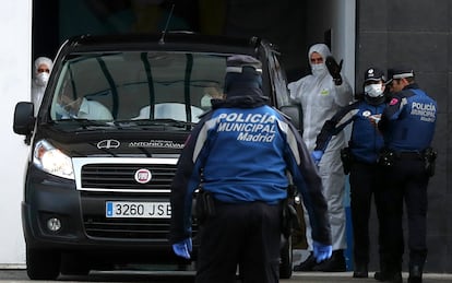 Traslado de personas fallecidas por coronavirus al Palacio de Hielo en Madrid, este martes.