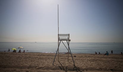 Un lloc de vigilant buit a la platja de Barcelona.