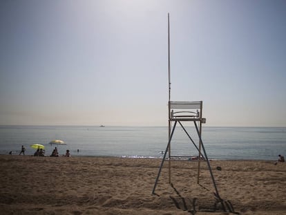 Un puesto de vigilante vacío en la playa de Barcelona. 